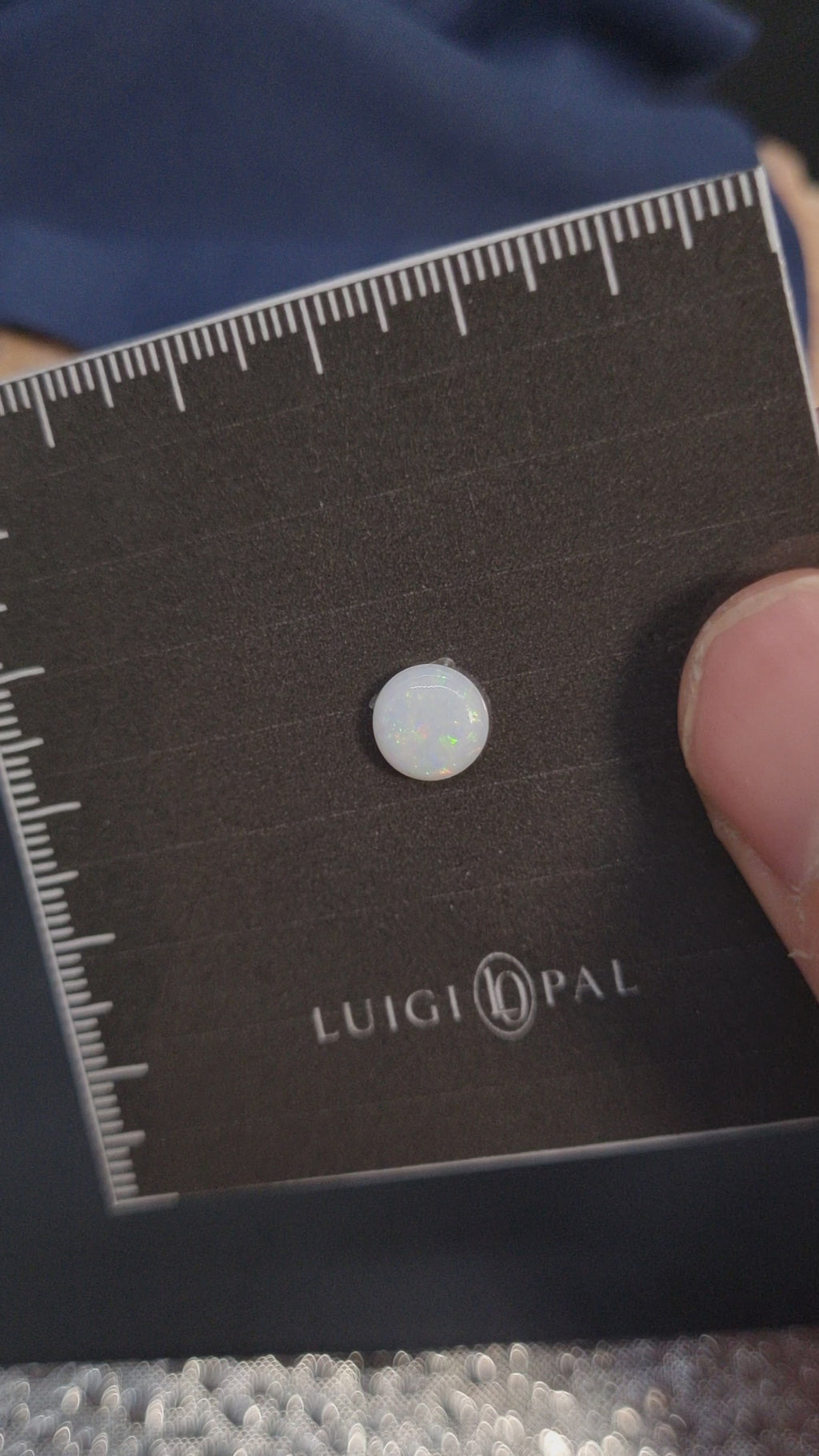 White Opal round .8ct / 8x8