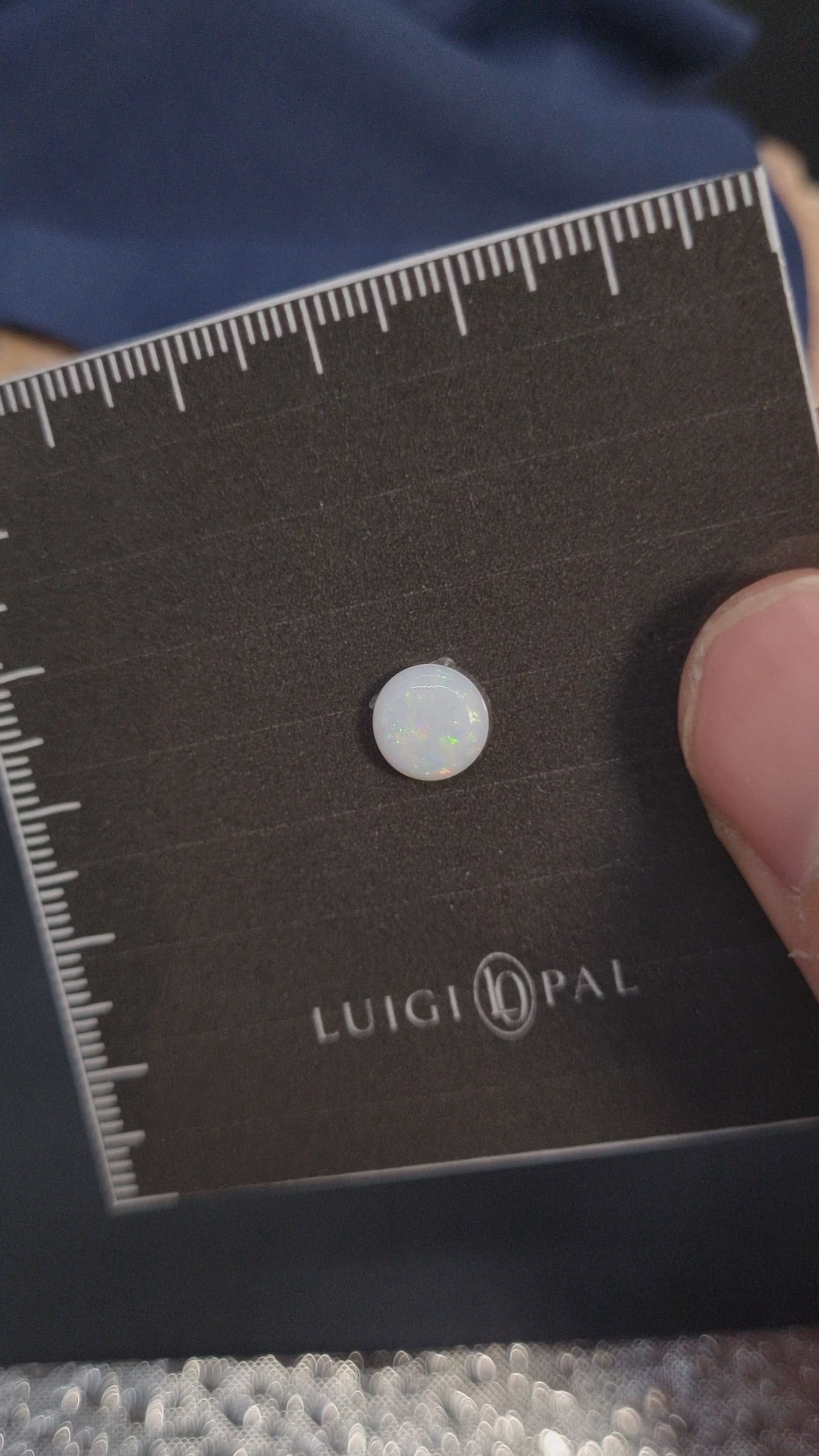 White Opal round .8ct / 8x8