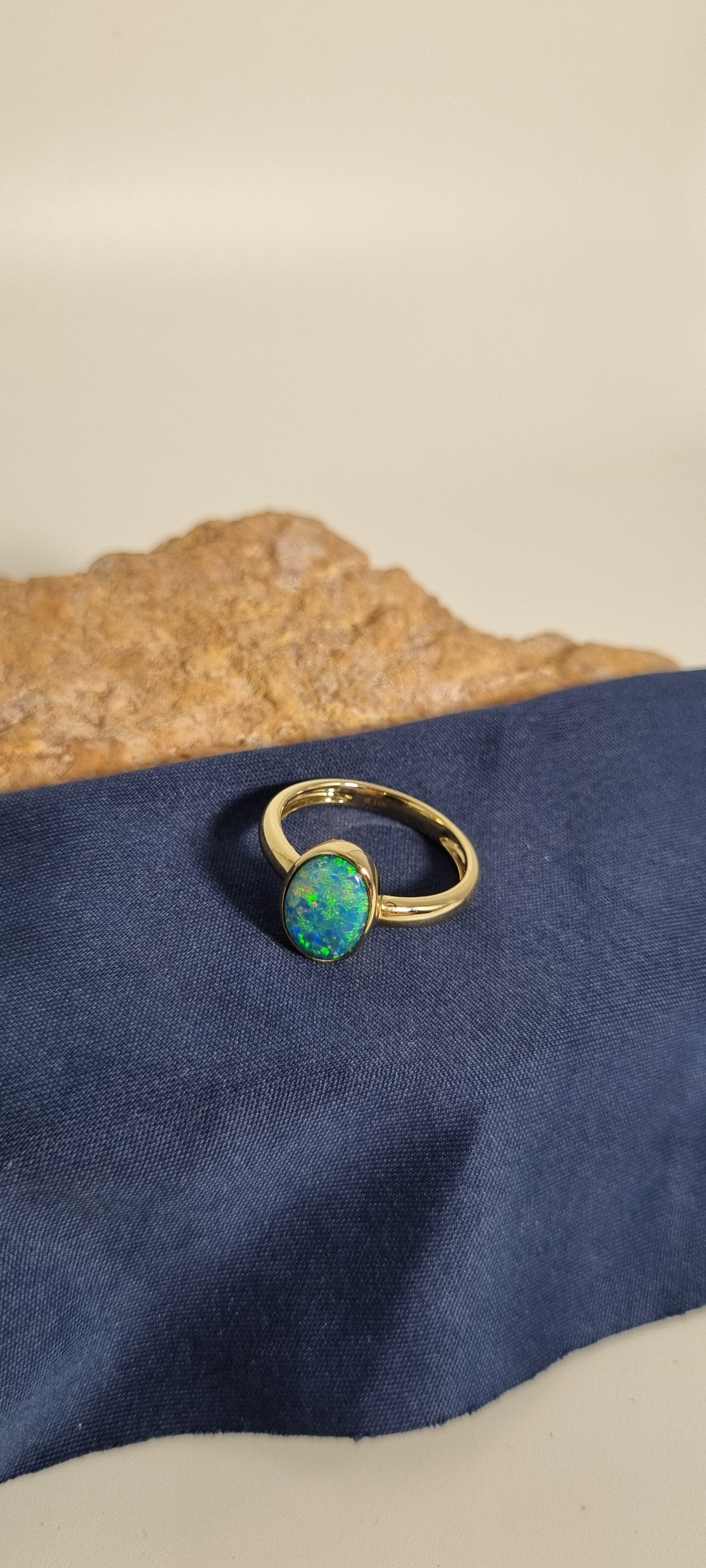 2.1ct Doublet Opal in 9k Gold