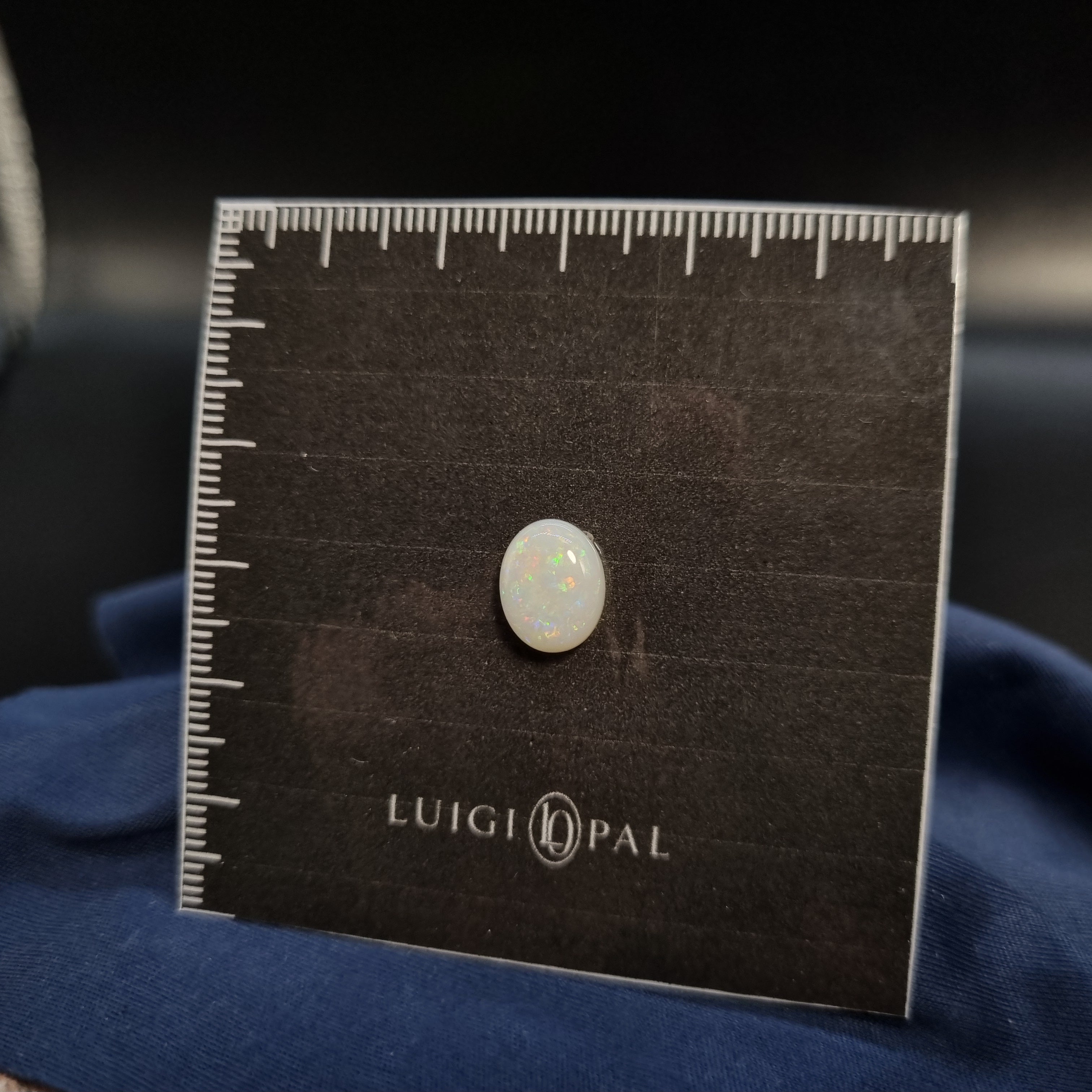 White Opal 1.9ct / 10x8 Oval