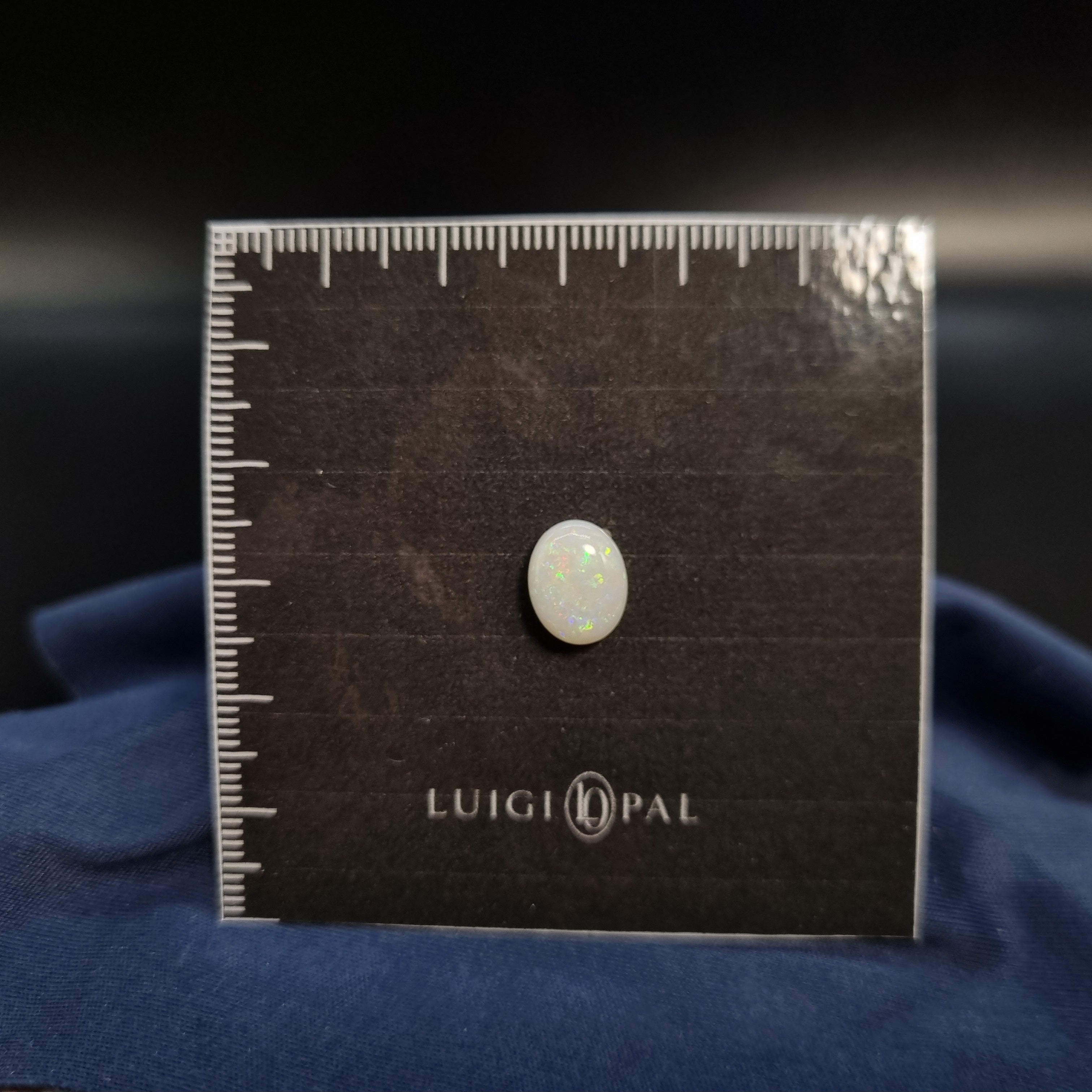 White Opal 1.9ct / 10x8 Oval