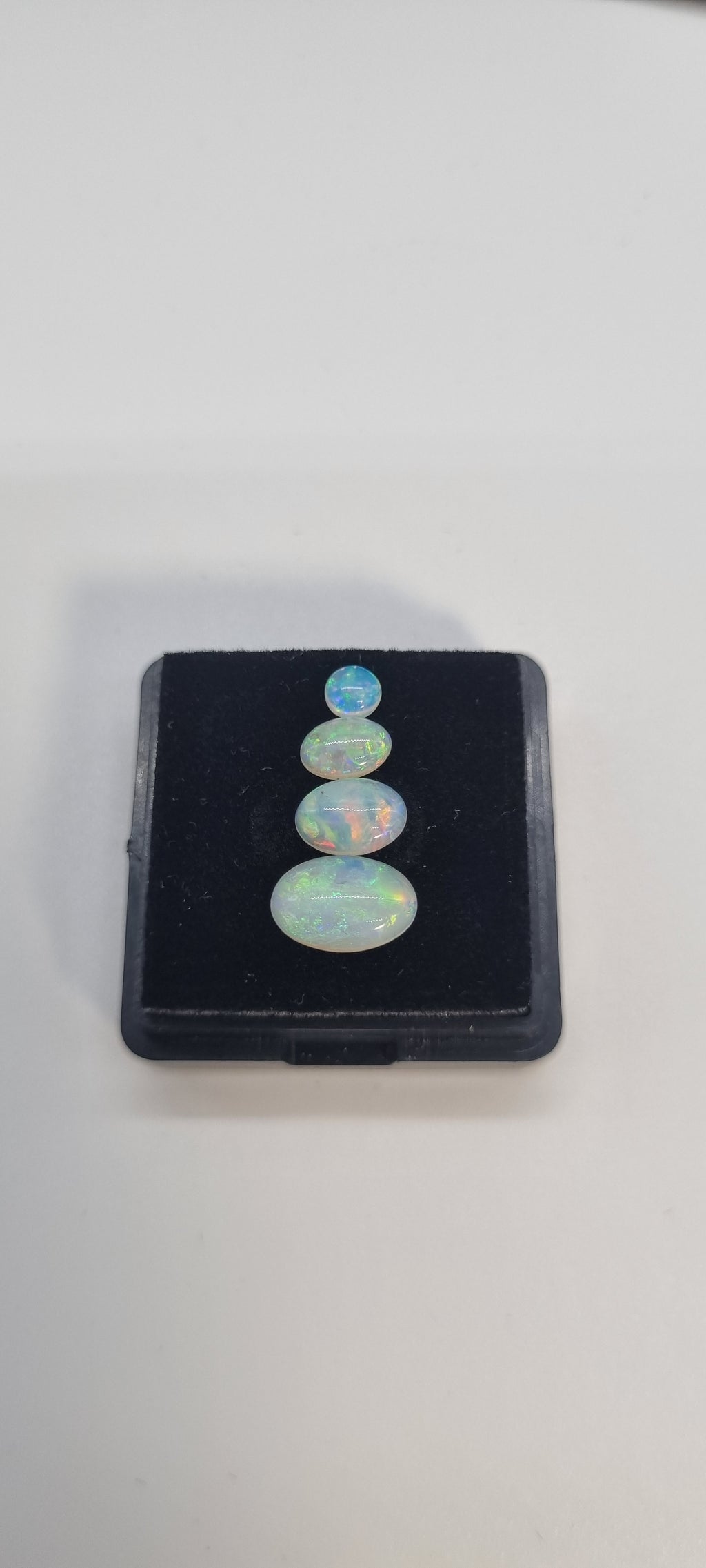 1.5ct/4 piece mixed parcel.