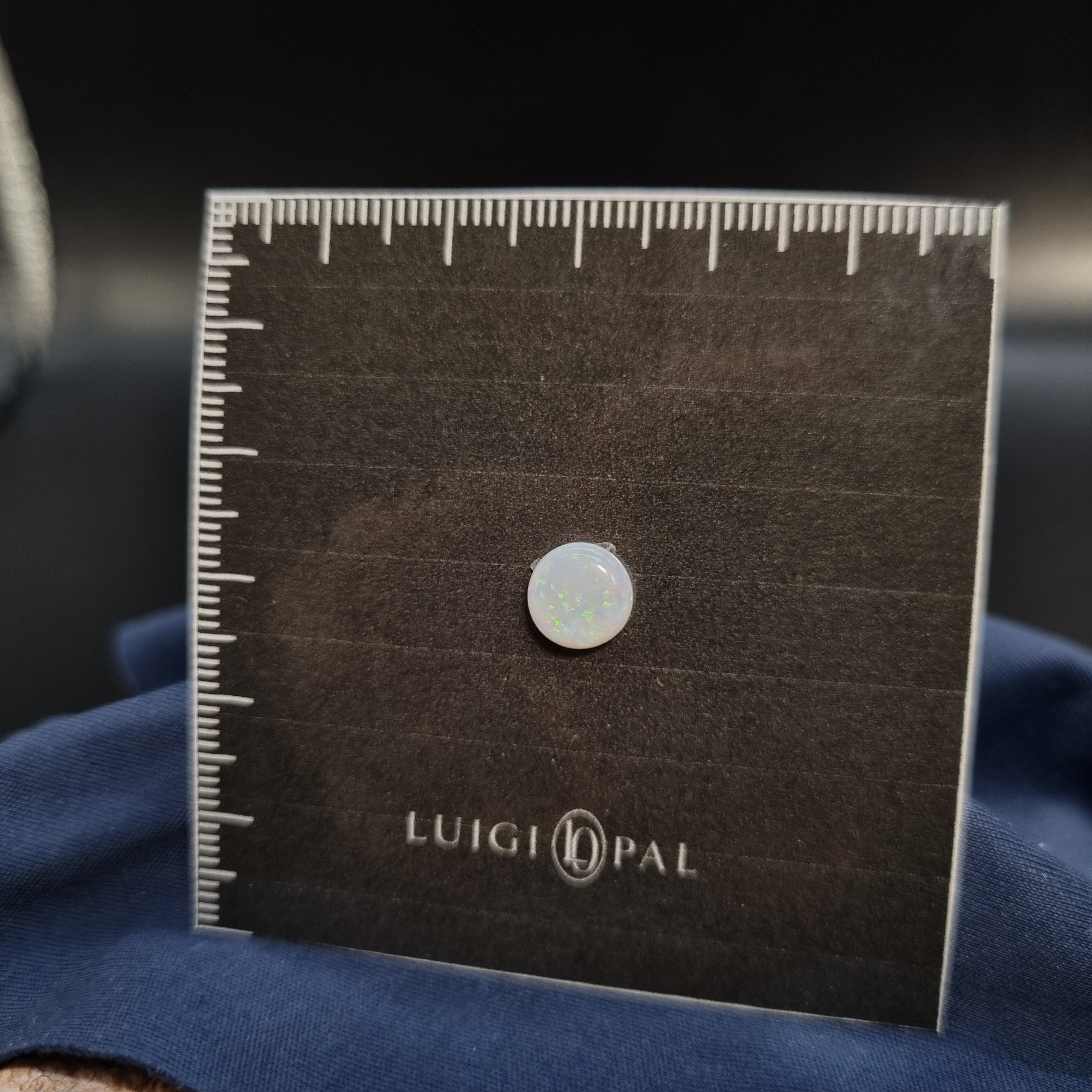 White Opal round .8ct / 8x8