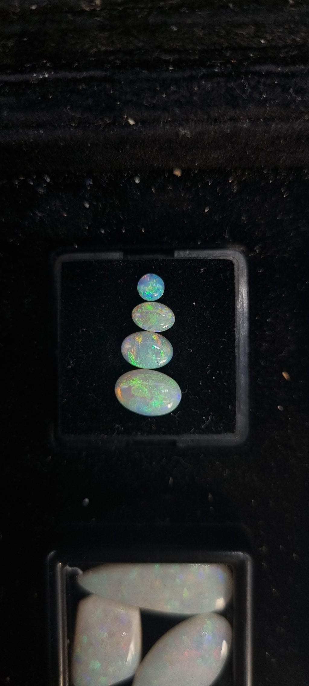 1.5ct/4 piece mixed parcel.