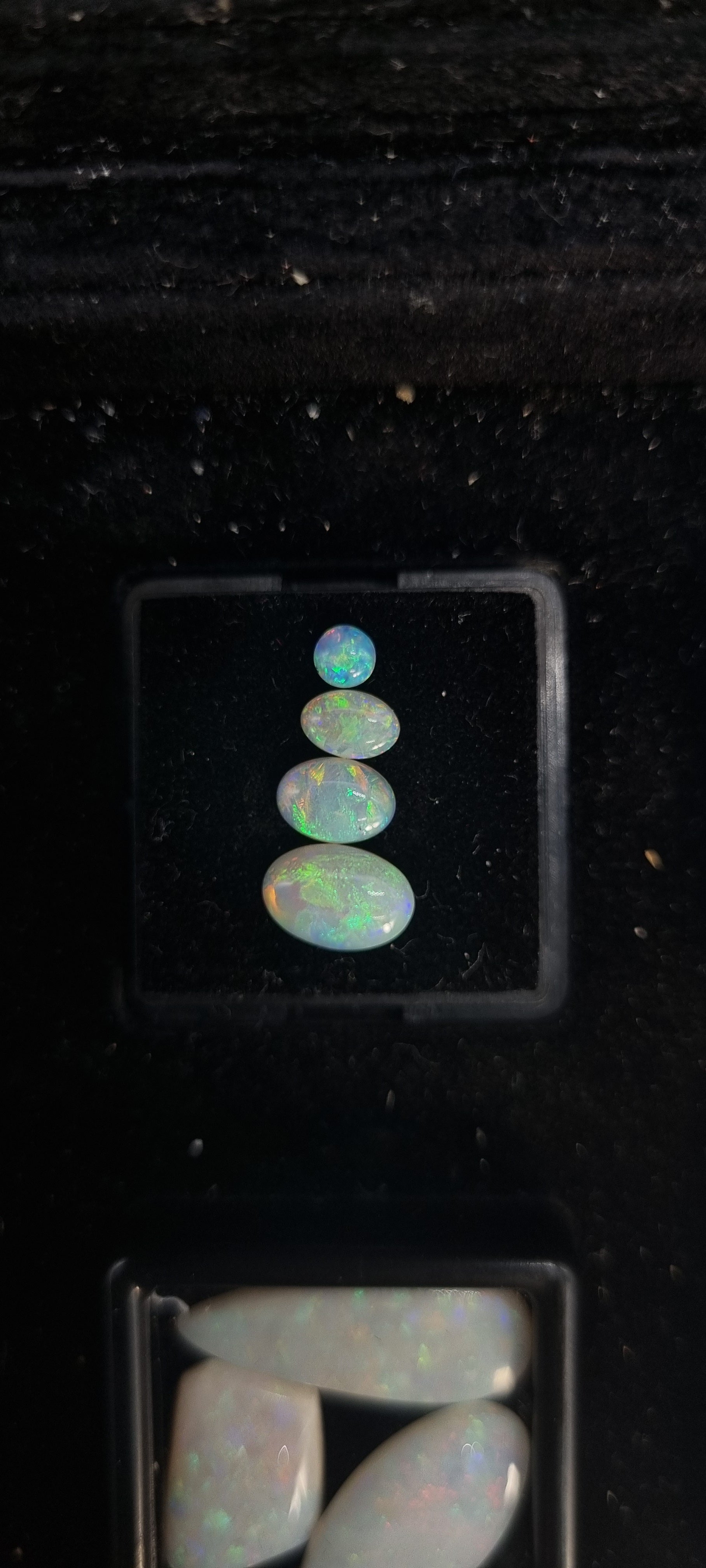 1.5ct/4 piece mixed parcel.