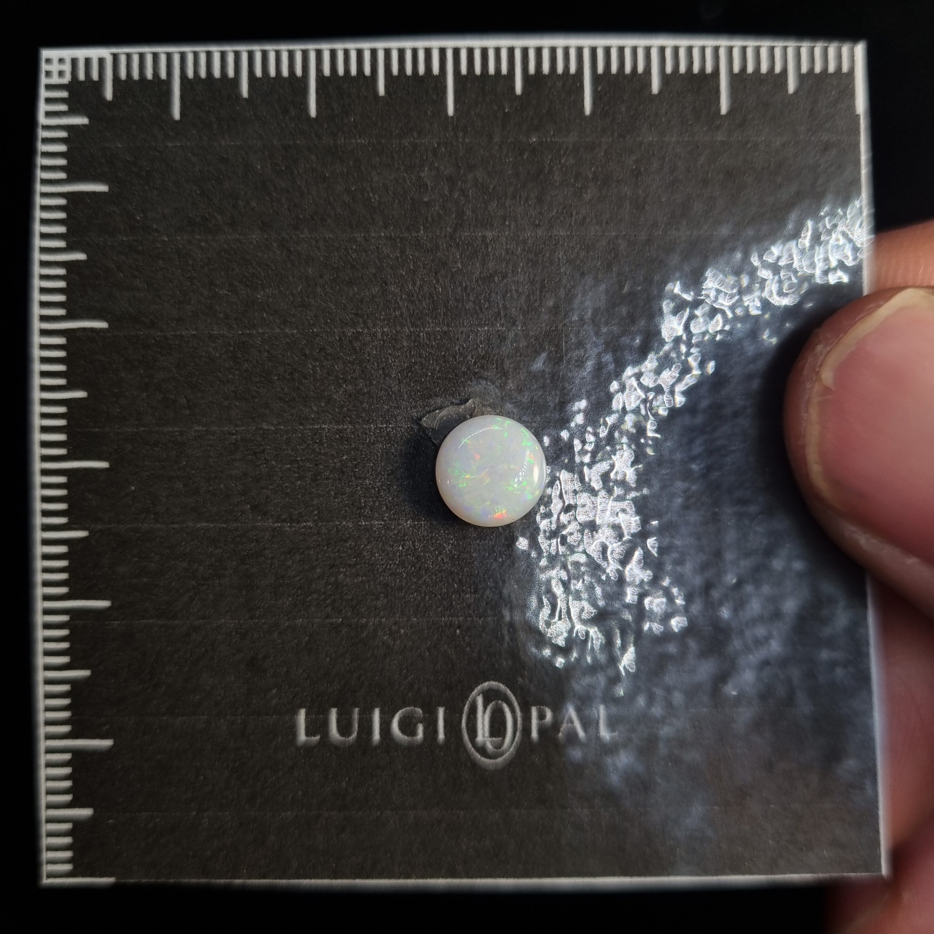 White Opal round .8ct / 8x8